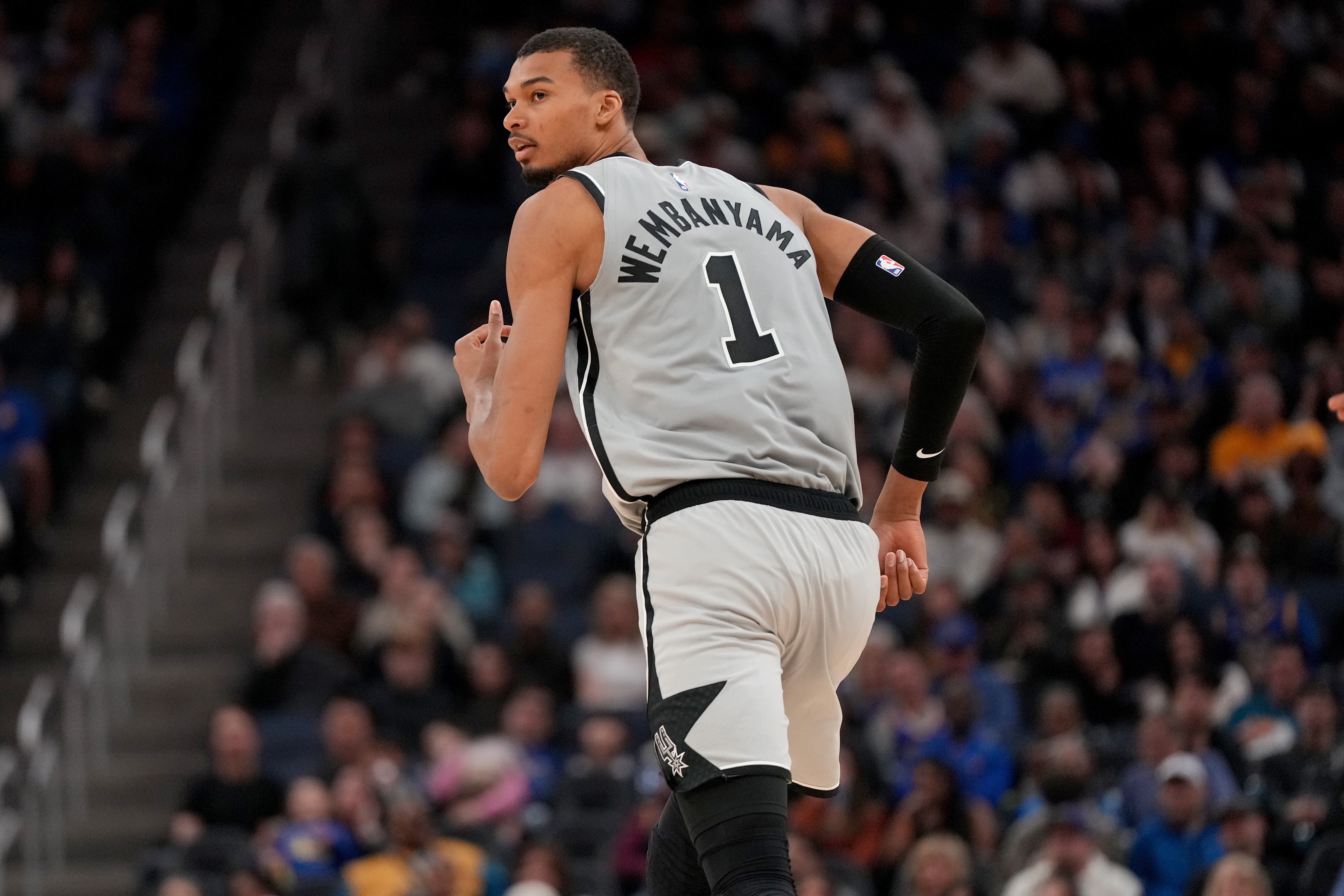 依旧统治力十足！文班首节7投4中 拿下9分3篮板1助攻2盖帽